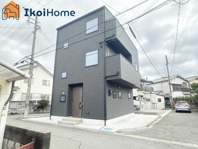 明石市二見町福里　中古戸建の駐車場|●年中無休：当日予約可●バルコニーは2階と3階にございます。