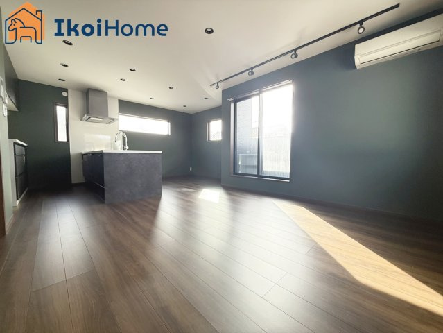 明石市二見町福里　中古戸建の居間・リビング|フロアーコーティング・エアコン・壁掛けテレビ・などを住宅ローンに組込む事も可能です