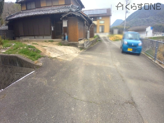 【前面道路含む現地写真】 | 姫路市飾東町小原／中古戸建（オーナーチェンジ）