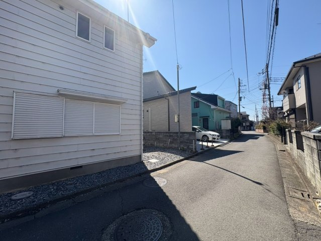 川越市砂新田1丁目　中古戸建　「新河岸駅」徒歩17分　敷地37坪　【高階北小学区】の前面道路含む現地写真