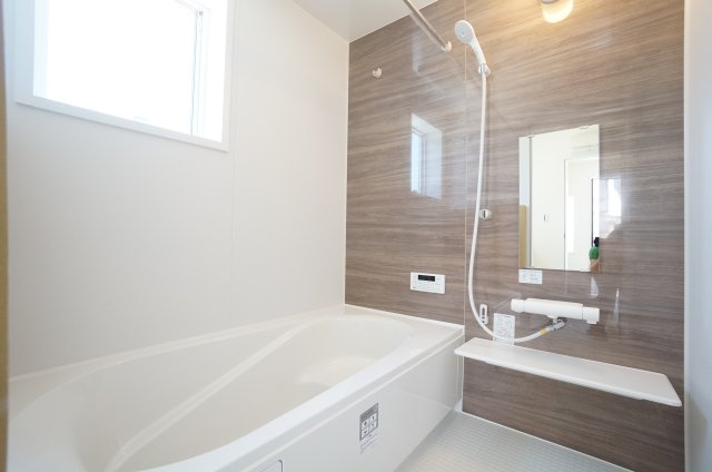 リーブルガーデン常滑市白山町2丁目　1号棟の浴室|1坪の広さで一日の疲れを癒すくつろぎのバスタイム！浴室乾燥暖房機付きで冬には浴室を暖めることが出来ます！