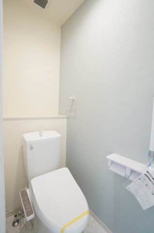 リーブルガーデン常滑市白山町2丁目　1号棟のトイレ|1階2階にトイレがあり、お掃除しやすい機能や工夫が満載！スッキリコンパクトなシャワートイレで温水洗浄便座が冬は暖かく快適です。