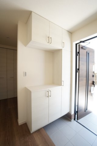 リーブルガーデン常滑市白山町2丁目　1号棟の玄関|玄関にはシューズボックスとシューズクロークがあり、ベビーカーやゴルフバッグなどの置き場所に便利です。
