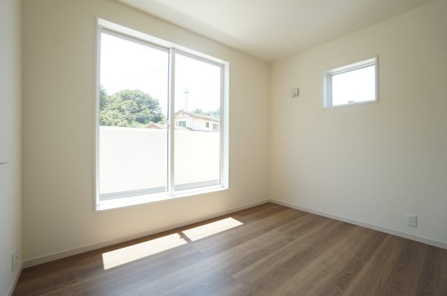 リーブルガーデン常滑市白山町2丁目　1号棟の洋室|2階4.56帖洋室はバルコニーに面した明るい居室