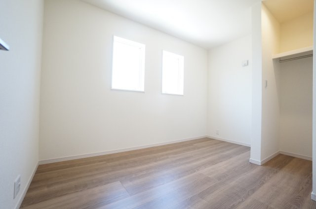 リーブルガーデン常滑市白山町2丁目　1号棟の収納|2階5.16帖洋室。