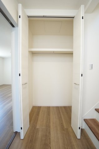 リーブルガーデン常滑市白山町2丁目　1号棟の収納|1階廊下のクローゼットはファミリークローゼットとしてお使いいただけます。