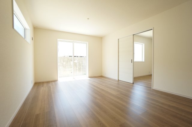 リーブルガーデン常滑市白山町2丁目　1号棟の居間・リビング|15.75帖LDKと4.38帖洋室がつながる広々としたリビング！