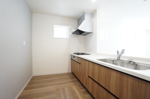 リーブルガーデン常滑市白山町2丁目　1号棟のキッチン|グレーのアクセントクロスが落ち着いた雰囲気の対面式システムキッチン！