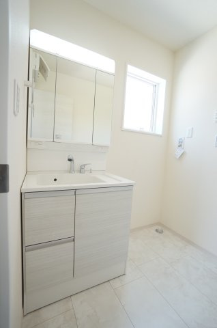 リーブルガーデン常滑市白山町2丁目　1号棟の独立洗面台|シャワー付き洗面化粧台は、伸ばせる水栓で洗面台でのシャンプーや洗い物に便利な仕様。