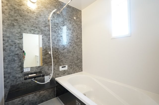 リーブルガーデン常滑市白山町2丁目　2号棟の浴室|1坪の広さで一日の疲れを癒すくつろぎのバスタイム！浴室乾燥暖房機付きで冬には浴室を暖めることが出来ます！