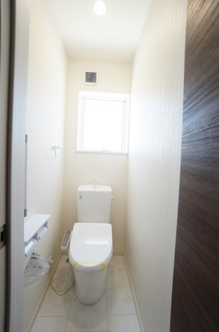 リーブルガーデン常滑市白山町2丁目　2号棟のトイレ|1階2階にトイレがあり、お掃除しやすい機能や工夫が満載！スッキリコンパクトなシャワートイレで温水洗浄便座が冬は暖かく快適です。