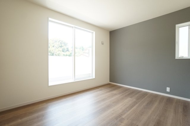 リーブルガーデン常滑市白山町2丁目　2号棟の洋室|2階7.13帖洋室は大型ウォークインクローゼットがある主寝室です。