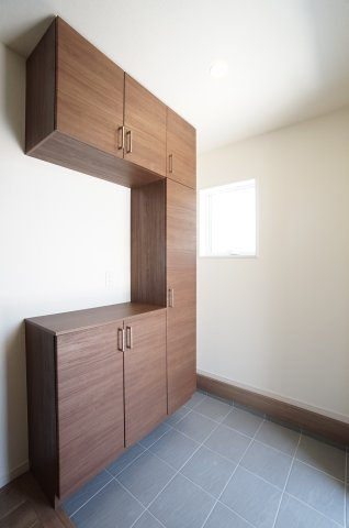 リーブルガーデン常滑市白山町2丁目　2号棟の玄関|玄関には大容量の収納力のシューズボックス！