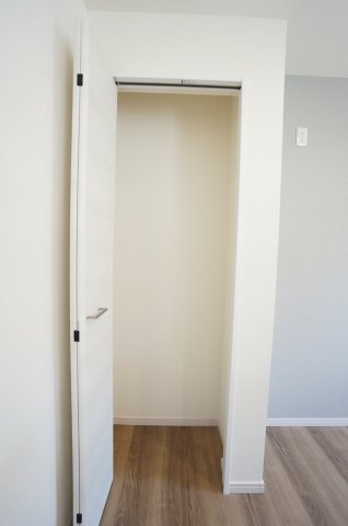 リーブルガーデン常滑市白山町2丁目　2号棟の収納|キッチンには日用品や食糧品のストックに便利なパントリー♪