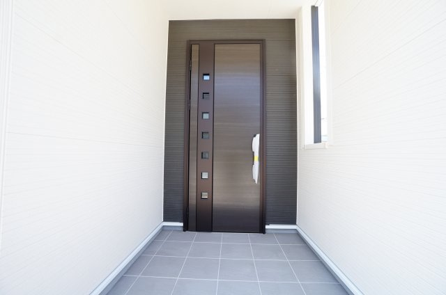 リーブルガーデン常滑市白山町2丁目　2号棟の玄関|落ち着いた雰囲気の玄関ドアはサムターンセキュリティー付き