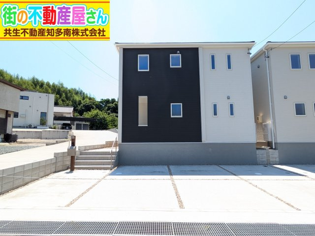 リーブルガーデン常滑市白山町2丁目　2号棟の外観|2号棟：完成！3台分の駐車スペースの5LDK♪
内覧できます！