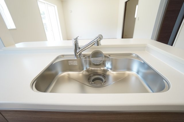 リーブルガーデン常滑市白山町2丁目　2号棟の設備|浄水器と水栓器具を一体化。水栓回りのお手入れとデザイン性に優れたハンドシャワー水栓！
伸縮可能なシャワーホース内臓でお掃除も快適です。