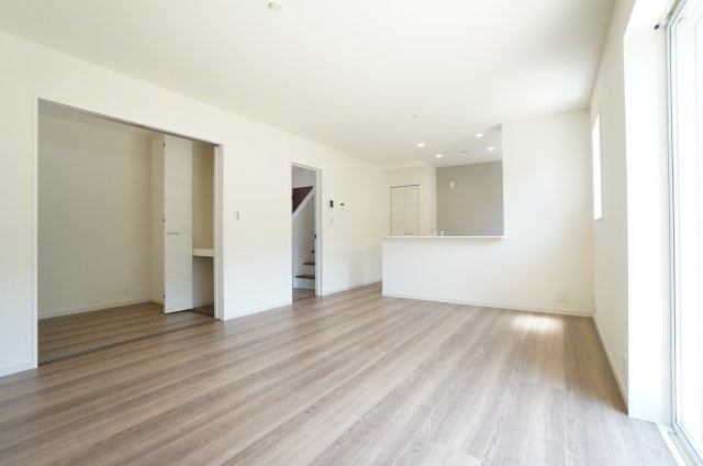 リーブルガーデン常滑市白山町2丁目　2号棟の居間・リビング|15.75帖のリビングは3帖の洋室とつながっていて開放感があります！！