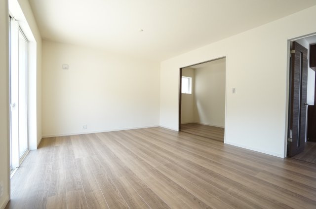 リーブルガーデン常滑市白山町2丁目　2号棟の居間・リビング|15.75帖の南側リビング☆日当たり良好