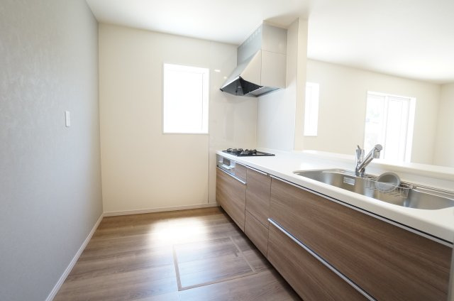 リーブルガーデン常滑市白山町2丁目　2号棟のキッチン|グレーのアクセントクロスが落ち着いた雰囲気の対面式システムキッチン♪