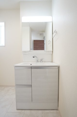 リーブルガーデン常滑市白山町2丁目　2号棟の独立洗面台|シャワー付き洗面化粧台は、伸ばせる水栓で洗面台でのシャンプーや洗い物に便利な仕様。