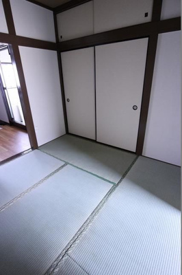 【寝室】 | 八石荘 | 広くて明るい寝室