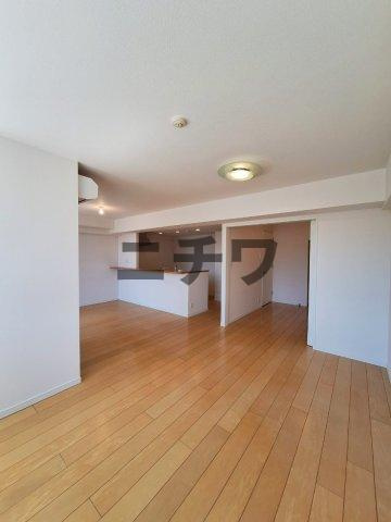 アトラス諏訪町レジデンスの居間・リビング