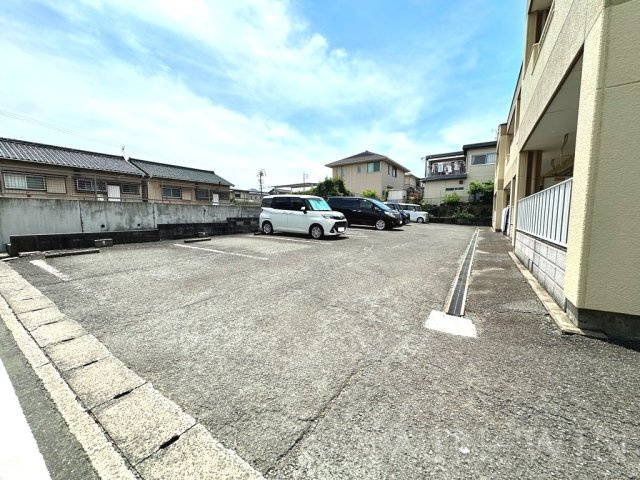 ハイツ西上 Bの駐車場