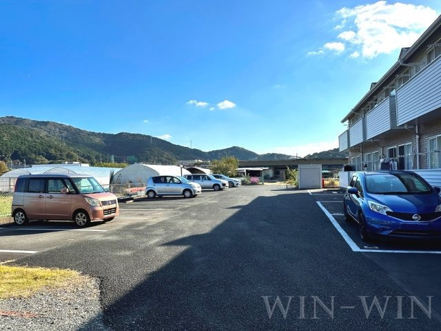 ホワイトタウン寺前の駐車場
