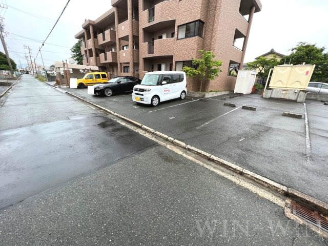 アヴァンセ山本の駐車場