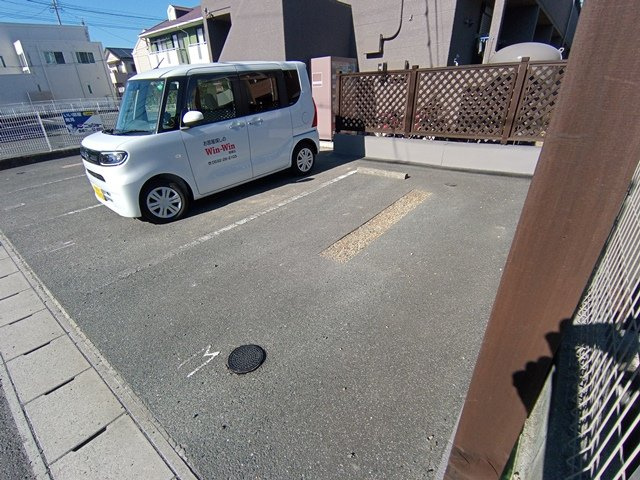 セザンヌ新栄 3の駐車場