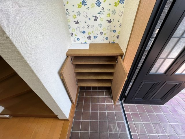 フローレス Aの玄関