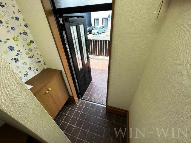 フローレス Aの玄関