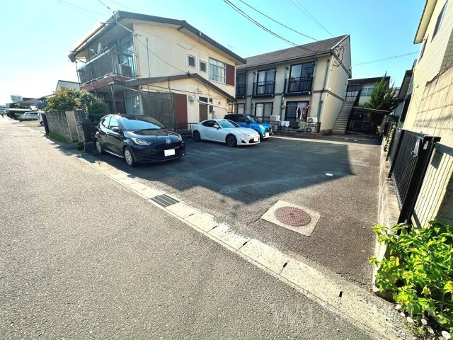 フレグランス花泉の駐車場