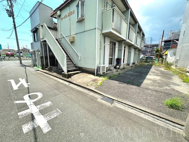 フォーブル西松山の駐車場