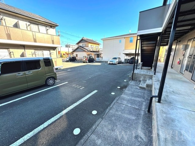 メゾン・ド・ラヴィ菰口 Ⅱの駐車場