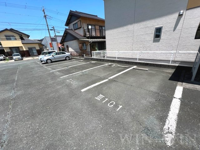 メゾン・ド・ラヴィ菰口 Ⅱの駐車場