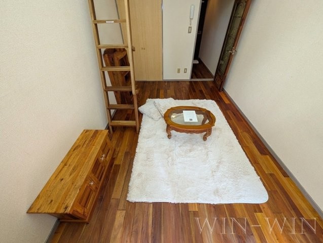 ユトリロ談合町の洋室