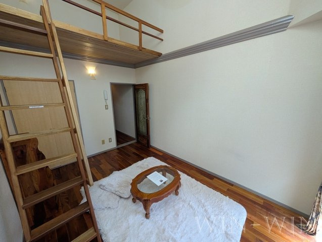 ユトリロ談合町の寝室