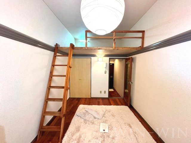 ユトリロ談合町の寝室