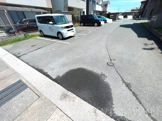 セザンヌ神野新田 3の駐車場