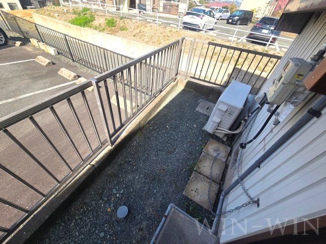 向草間町貸家のバルコニー