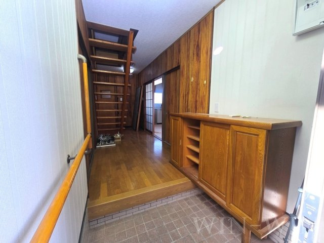 向草間町貸家の玄関