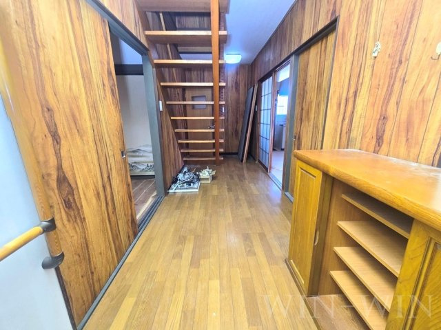 向草間町貸家の玄関