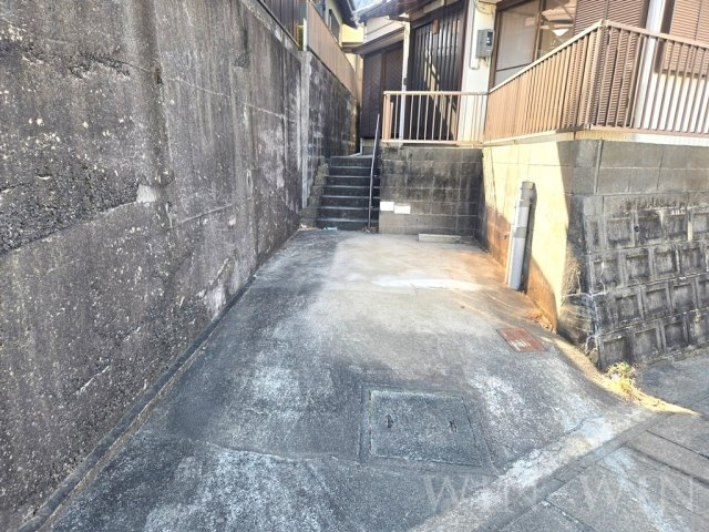 向草間町貸家の駐車場