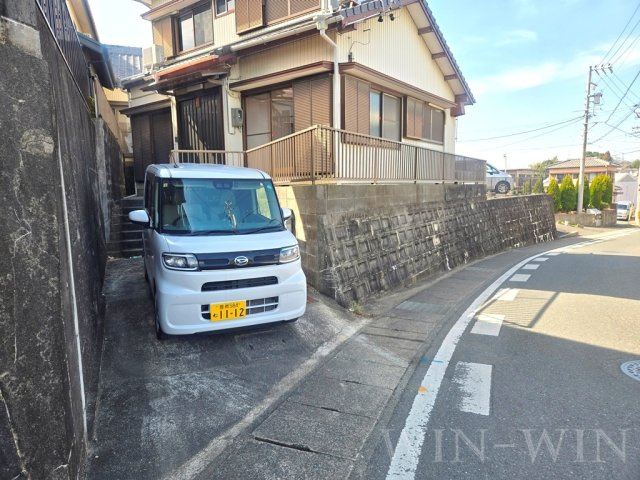 向草間町貸家の駐車場