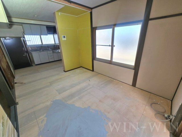 向草間町貸家の居間・リビング