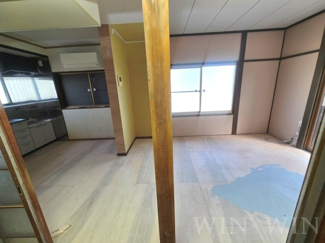 向草間町貸家の居間・リビング