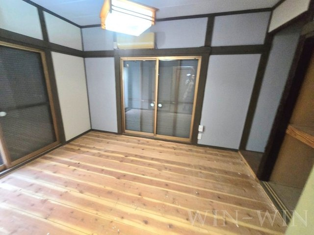 向草間町貸家の寝室