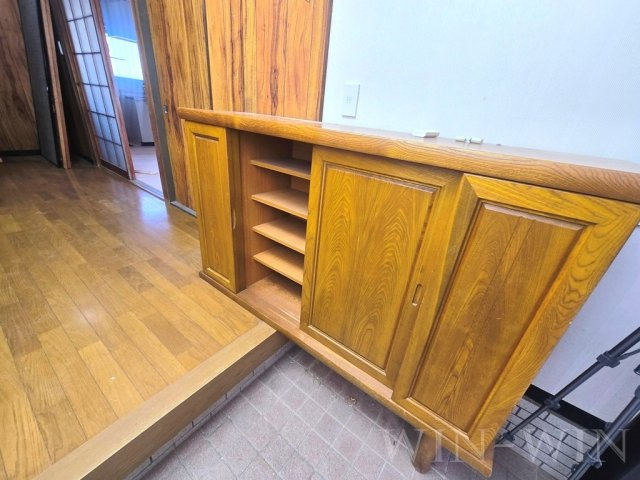 向草間町貸家の玄関